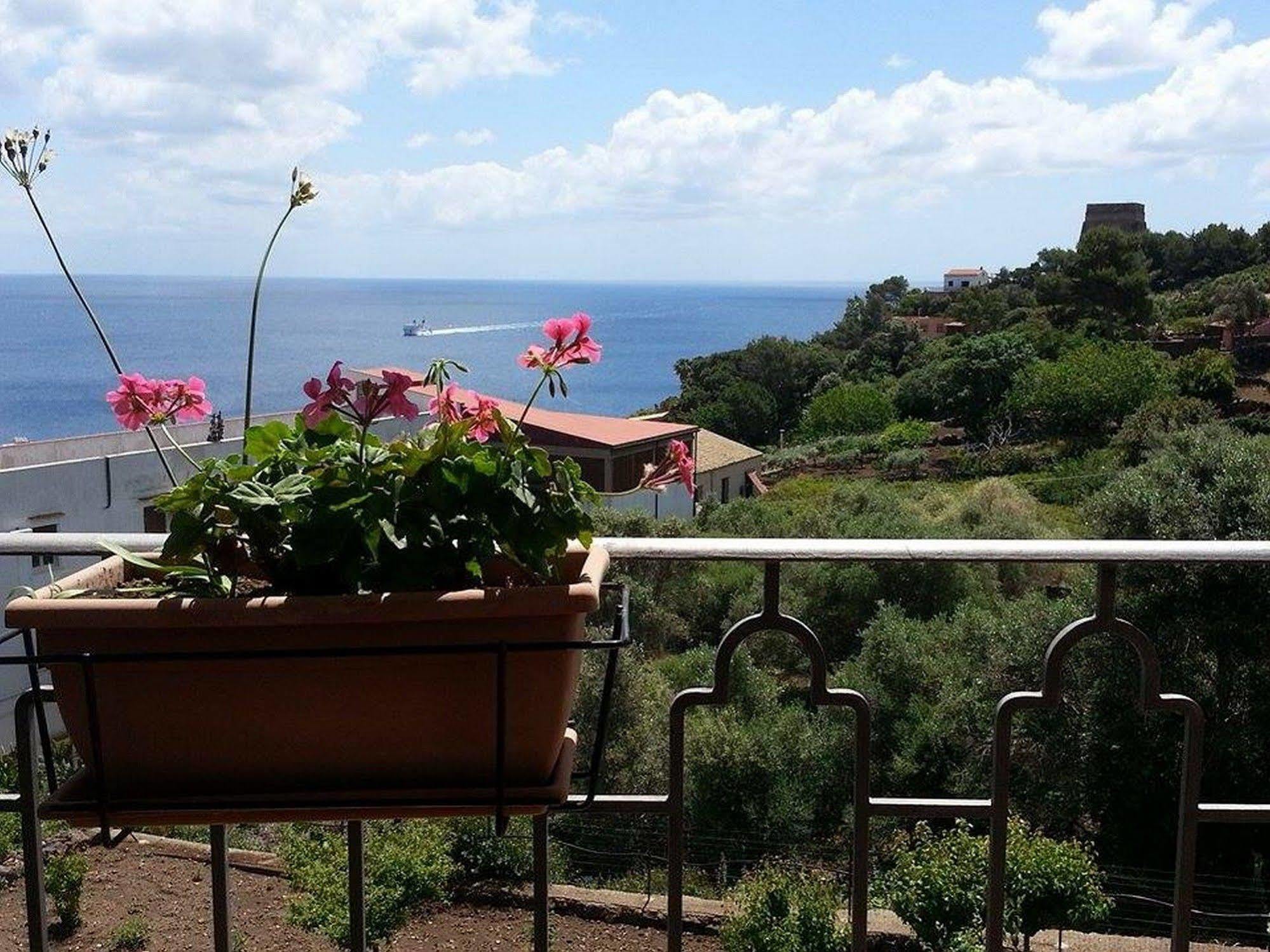 Hotel Clelia Isola di Ustica Exterior foto